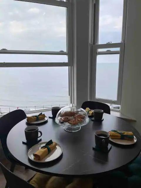 Stunning Sea View 2 Bedroom Flat In Apartment *