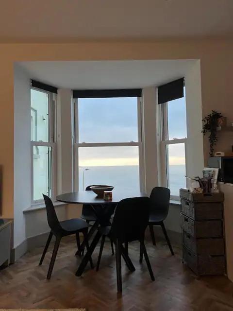 Stunning Sea View 2 Bedroom Flat In Apartment *